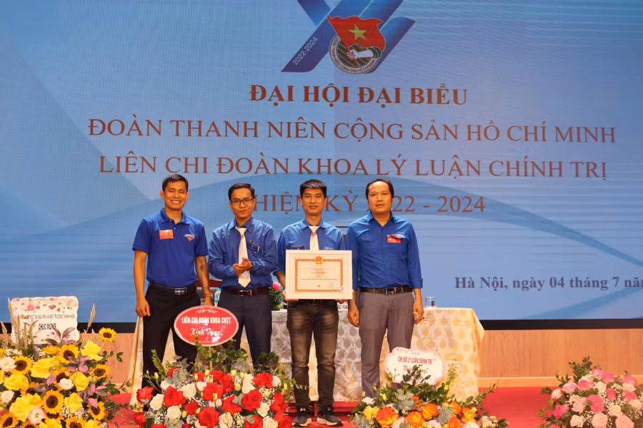 Khuất Quang Hòa (thứ hai từ phải sang trái) được trao tặng Giấy khen có thành tích xuất sắc trong công tác Đoàn và phong trào thanh niên.