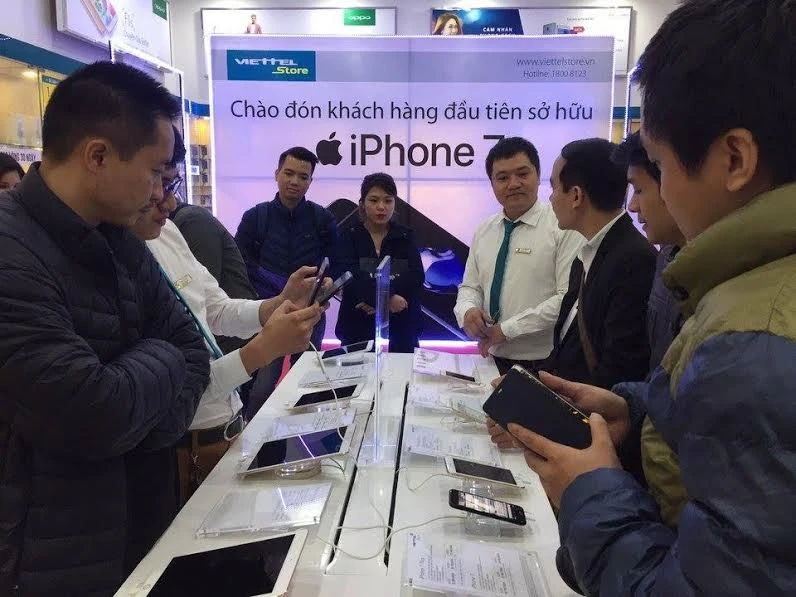 Viettel Store giao 4.000 máy trong ngày đầu mở bán iPhone 7