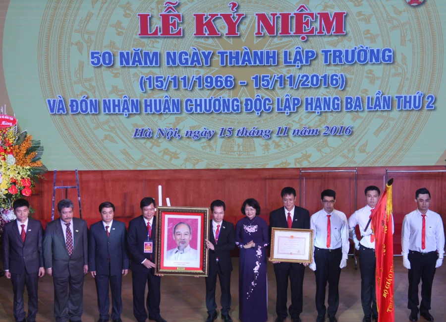 Phó Chủ tịch nước Đặng Thị Ngọc Thịnh trao tặng Huân chương Độc lập hạng Ba lần thứ 2 cho Trường ĐH Mỏ - Địa chất