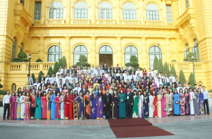 Đoàn nhà giáo tiêu biểu chụp ảnh lưu niệm cùng Phó Chủ tịch nước Đặng Thị Ngọc Thịnh