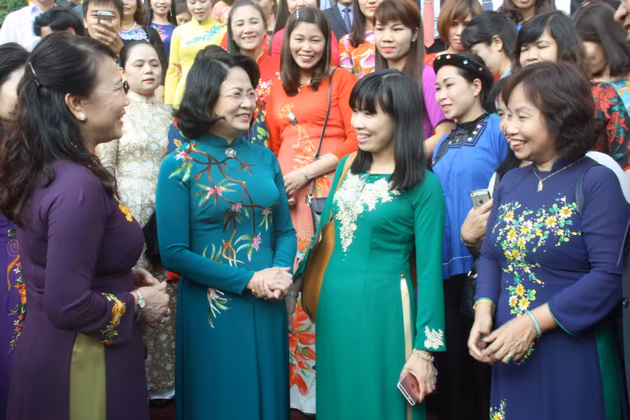 Phó Chủ tịch nước Đặng Thị Ngọc Thịnh, Thứ trưởng Bộ GD&ĐT Nguyễn Thị Nghĩa trao đổi với các nhà giáo tiêu biểu 