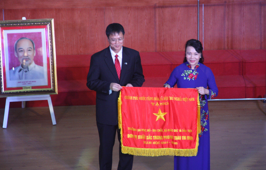 Thứ trưởng Nguyễn Thị Nghĩa trao Cờ thi đua của Chính phủ cho Trường ĐH Mỏ - Địa chất với những thành tích và đóng góp trong năm học 2014 - 2015