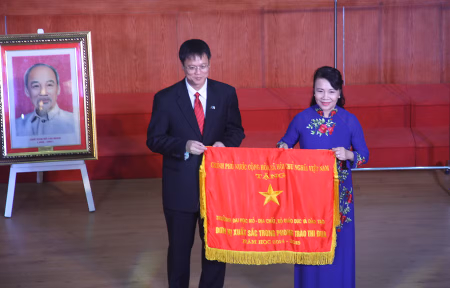 Thứ trưởng Nguyễn Thị Nghĩa trao Cờ thi đua của Chính phủ cho Trường ĐH Mỏ - Địa chất với những thành tích và đóng góp trong năm học 2014 - 2015