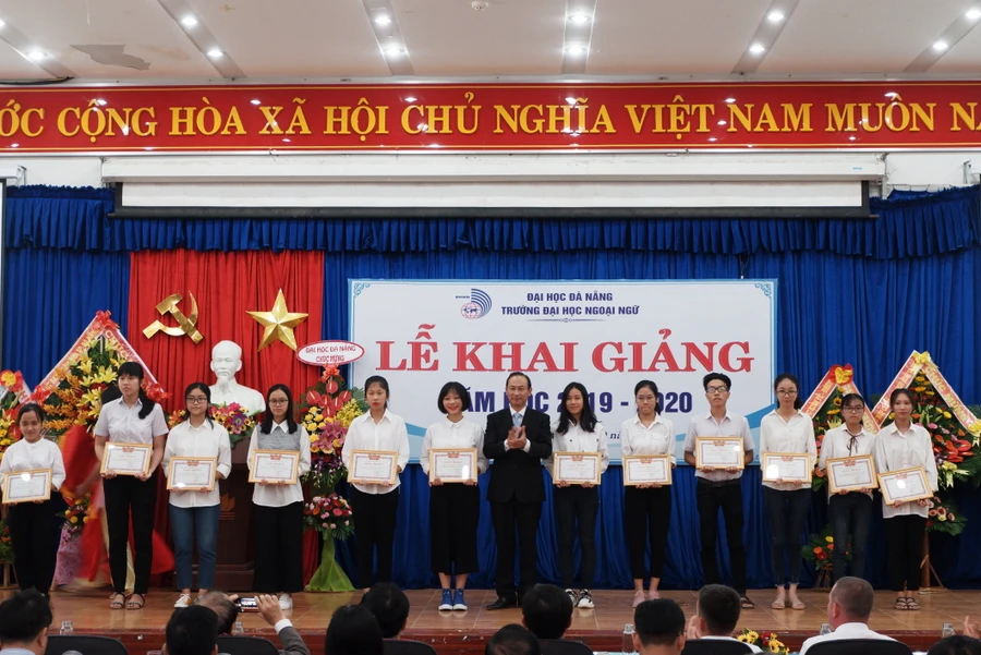 BGH trường ĐH Ngoại ngữ, ĐH Đà Nẵng khen thưởng các thủ khoa, á khoa ngành.