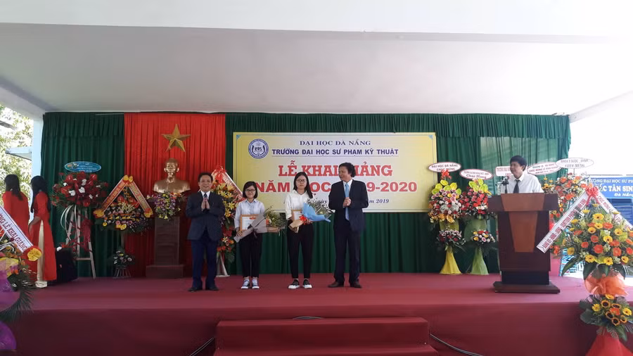 Đại diện Ban giám đốc ĐH Đà Nẵng và BGH trường ĐH Sư phạm Kỹ thuật, ĐH Đà Nẵng khen thưởng cho thủ khoa đầu vào năm 2019.
