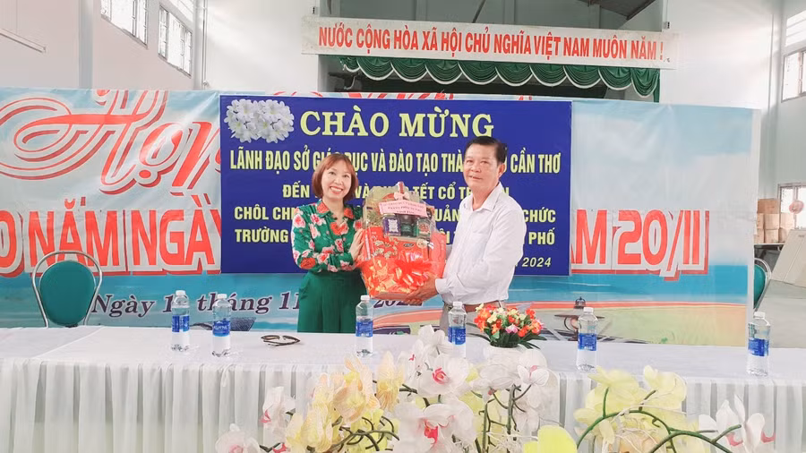 Bà Lê Thị Thùy Dung, Phó Giám đốc Sở GD&amp;ĐT TP Cần Thơ chúc tết cán bộ, giáo viên Trường Phổ thông DTNT nhân dịp Tết cổ truyền Chôl Chnăm Thmây.