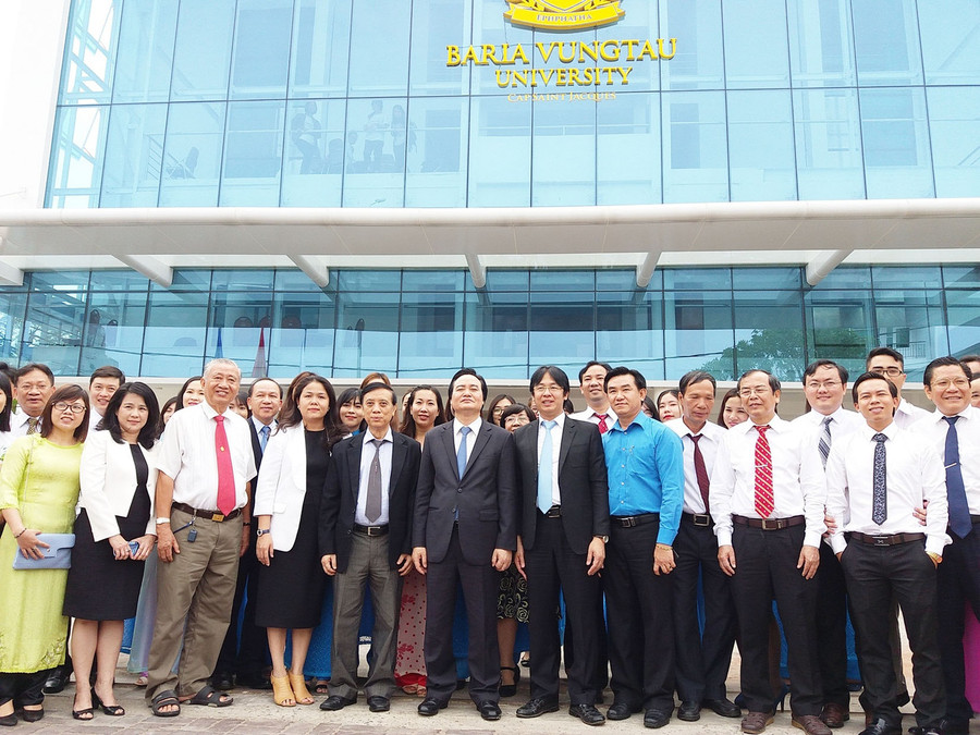 Bộ trưởng Phùng Xuân Nhạ chụp ảnh lưu niệm với tập thể cán bộ, giảng viên Trường ĐH Bà Rịa - Vũng Tàu