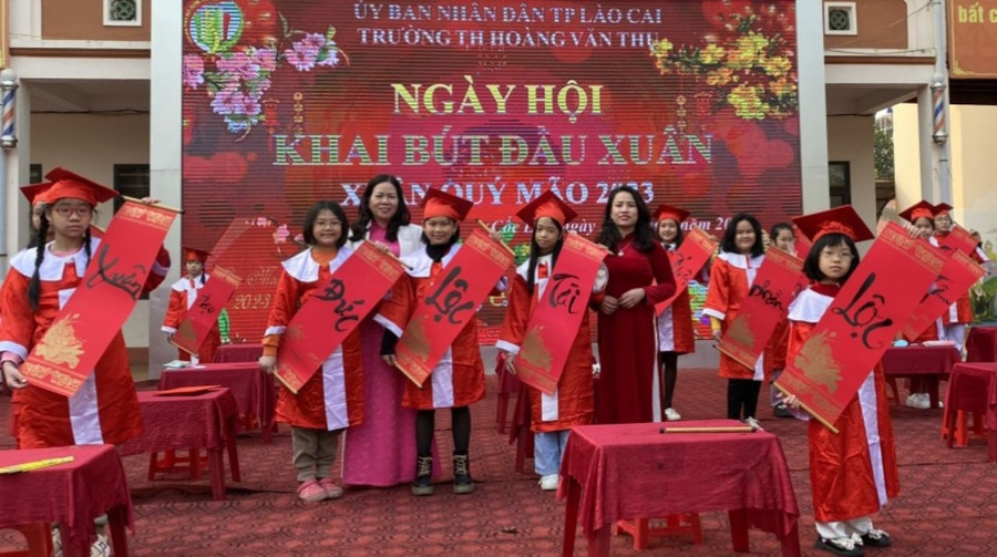 Học sinh Trường Tiểu học Hoàng Văn Thụ, thành phố Lào Cai khoe nét bút.