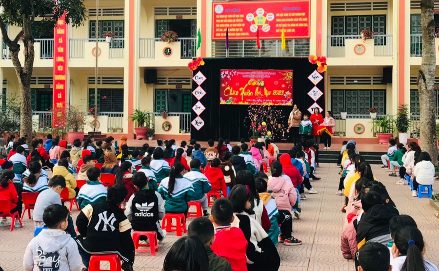 Trò chơi “hái lộc đầu Xuân” của Trường Tiểu học Kim Đồng, TP Lào Cai.