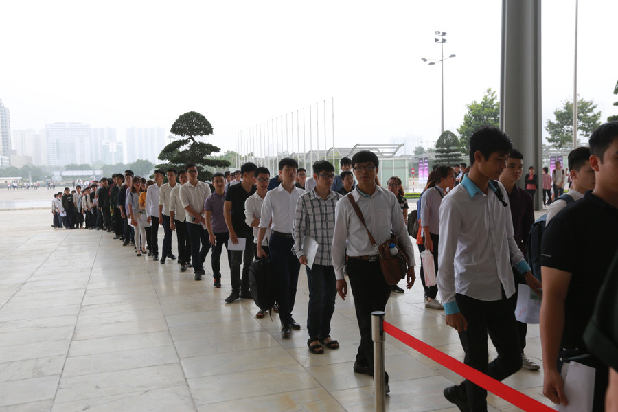 Thí sinh xếp hàng dài trước Trung tâm Hội nghị Quốc gia chờ vào thi Thí sinh xếp hàng dài trước Trung tâm Hội nghị Quốc gia chờ vào thi