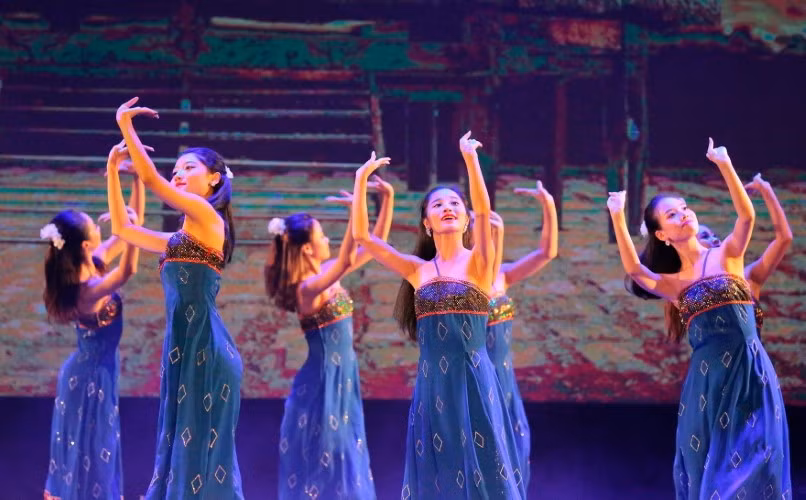 Học viên Học Viện Múa Việt Nam trong một giờ học.