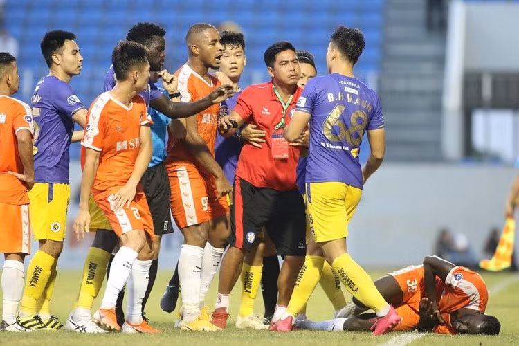 Việt Anh (68) nhận án phạt nguội sau hành vi bạo lực.