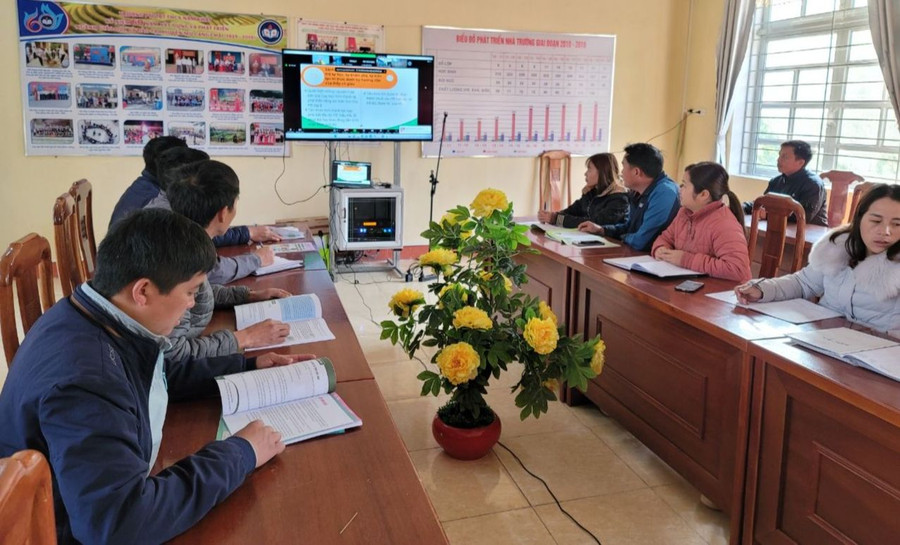 Giáo viên Trường Phổ thông DTBT THCS Nậm Khắt, Mù Cang Chải tham dự tập huấn sách giáo khoa. Ảnh: NTCC Giáo viên Trường Phổ thông DTBT THCS Nậm Khắt, Mù Cang Chải tham dự tập huấn sách giáo khoa. Ảnh: NTCC