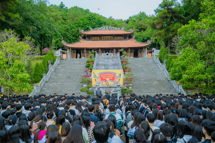 Học sinh Trường THPT Lương Tài thăm quan di tích đền thờ thầy Chu Văn An. Ảnh: NTCC Học sinh Trường THPT Lương Tài thăm quan di tích đền thờ thầy Chu Văn An. Ảnh: NTCC