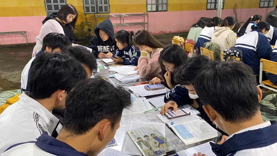 Học sinh Trường THPT số 1 Bắc Hà (Bắc Hà, Lào Cai) ôn tập buổi tối có sự hướng dẫn của thầy cô. Ảnh: NTCC