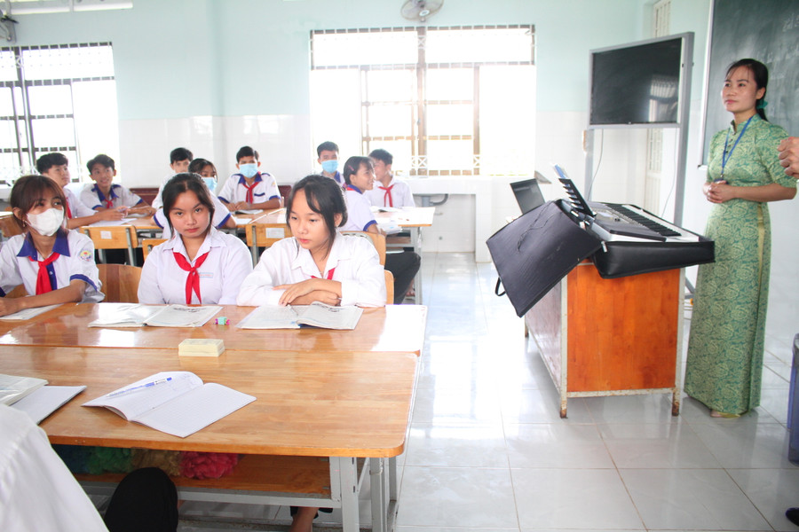 Giờ học Âm nhạc của cô trò Trường THCS Vĩnh Hiệp (thị xã Vĩnh Châu, Sóc Trăng). Ảnh: Q. Ngữ Giờ học Âm nhạc của cô trò Trường THCS Vĩnh Hiệp (thị xã Vĩnh Châu, Sóc Trăng). Ảnh: Q. Ngữ