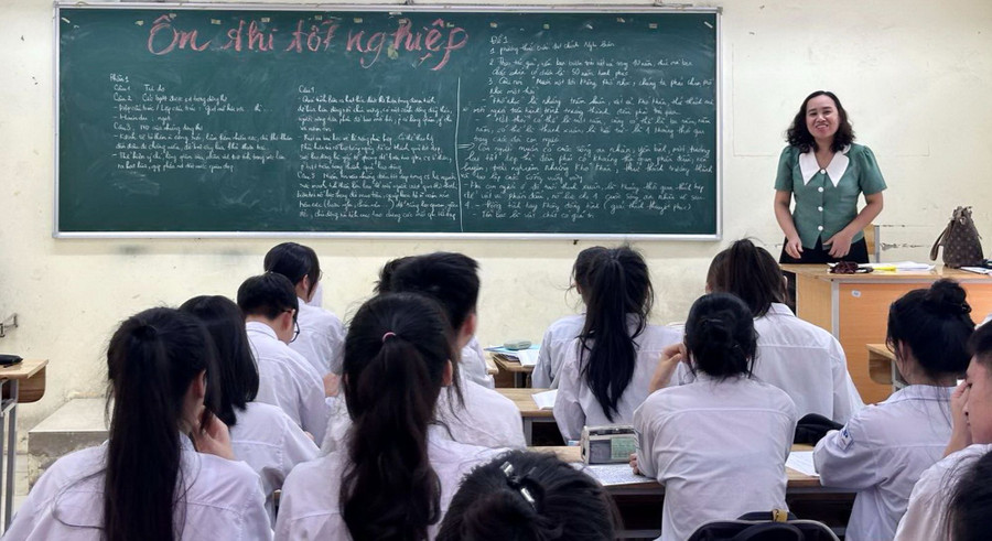 Cô trò Trường THPT Tiền Phong (Mê Linh, Hà Nội) ôn thi tốt nghiệp THPT năm 2024. Ảnh: Vân Anh