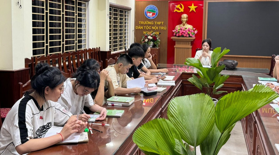 Sinh viên tốt nghiệp loại xuất sắc, ngành Ngữ văn (Trường ĐH Vinh) hỗ trợ học sinh lớp 12 Trường THPT DTNT tỉnh Nghệ An ôn thi tốt nghiệp. Ảnh: NTCC