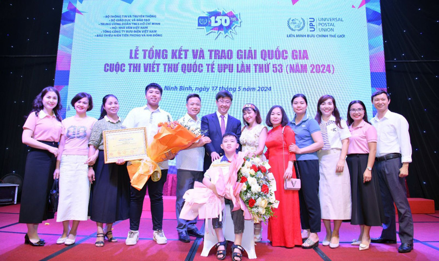 Hoàng Anh và đại diện nhà trường dự Lễ tổng kết và trao giải quốc gia cuộc thi viết thư quốc tế UPU lần thứ 53. Hoàng Anh và đại diện nhà trường dự Lễ tổng kết và trao giải quốc gia cuộc thi viết thư quốc tế UPU lần thứ 53.