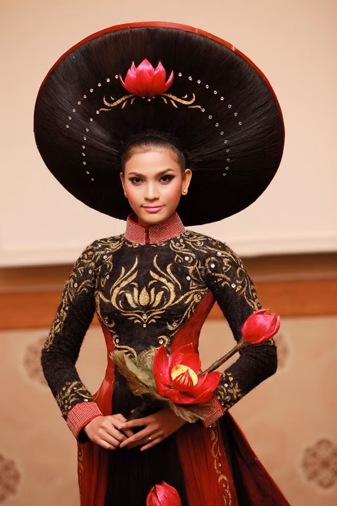 Ngắm những chiếc áo dài có 1-0-2 của sao Việt
