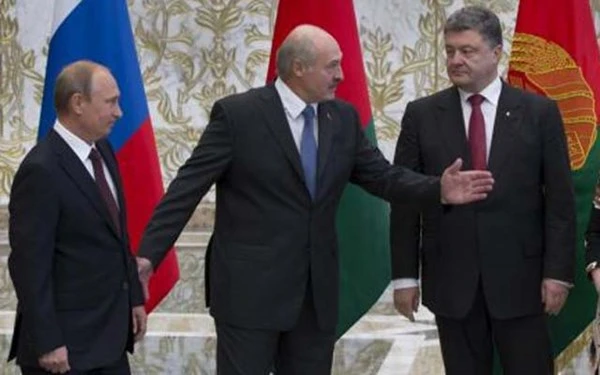 Thông qua Tổng thống Belarus Alexandr Lukashenko (giữa), Tổng thống Ukraine Petro Poroshenko (phải) đánh tiếng, ông mong gặp Tổng thống Nga Vladimir Putin.