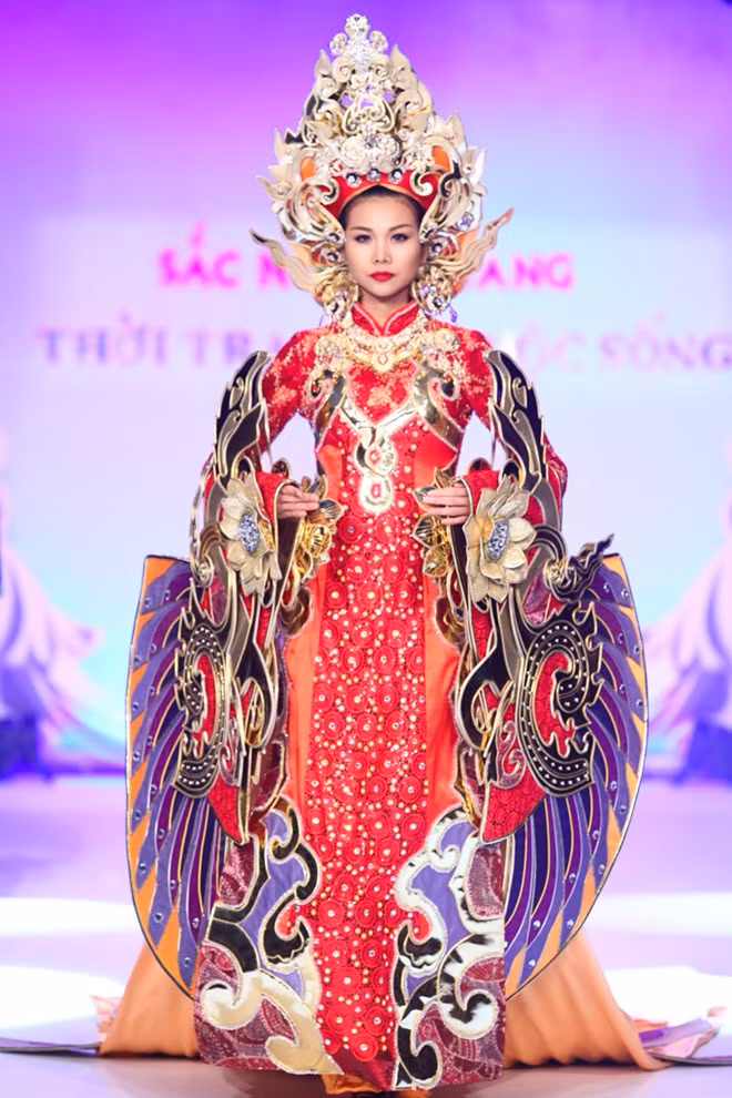 Ngắm những chiếc áo dài có 1-0-2 của sao Việt