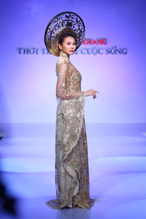 Ngắm những chiếc áo dài có 1-0-2 của sao Việt