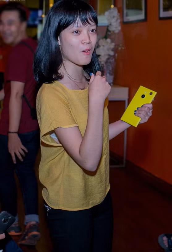 Dù không xuất hiện cùng anh trai nhưng rất nhiều phóng viên đã nhận ra Minh Tâm mà đưa ống kính về phía cô. Tuy nhiên, Minh Tâm luôn tìm cách né tránh.