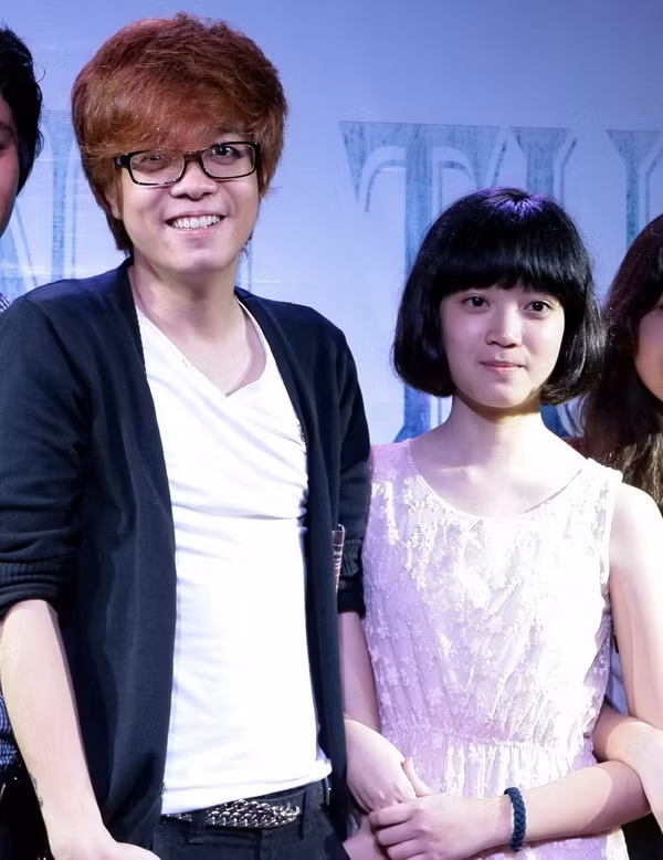 Chiều 4/9, nam ca sĩ Bùi Anh Tuấn đã có một bữa tiệc sinh nhật sớm khá ấm cúng và vui vẻ cùng fan. Trong buổi sinh nhật&nbsp;này có sự xuất hiện của mẹ Bùi Anh Tuấn, và đặc biệt là cô em gái đáng yêu của nam ca sĩ này. Đây là lần đầu tiên anh giới thiệu em gái với công chúng.