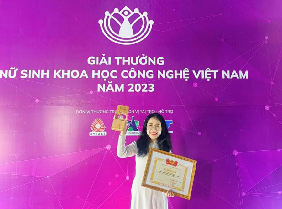 Nữ sinh viên Lê Thị Đức Ngọc tại lễ trao giải.