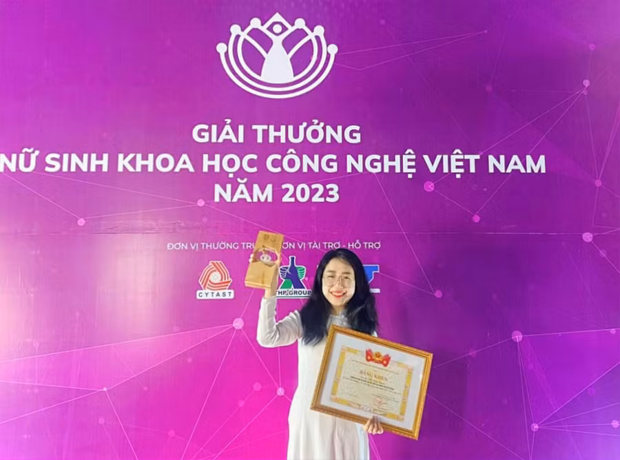 Nữ sinh viên Lê Thị Đức Ngọc tại lễ trao giải. Nữ sinh viên Lê Thị Đức Ngọc tại lễ trao giải.
