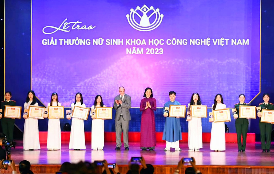 Nữ sinh viên Lê Thị Đức Ngọc được vinh danh ở lĩnh vực kỹ thuật phần mềm.