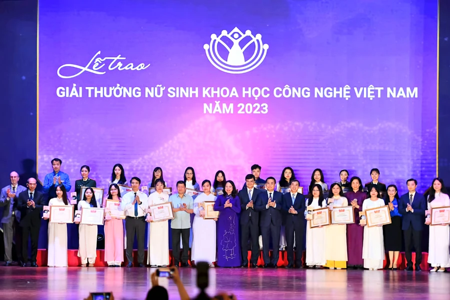 Lễ trao Giải thưởng Nữ sinh Khoa học công nghệ Việt Nam năm 2023 tại Hà Nội.