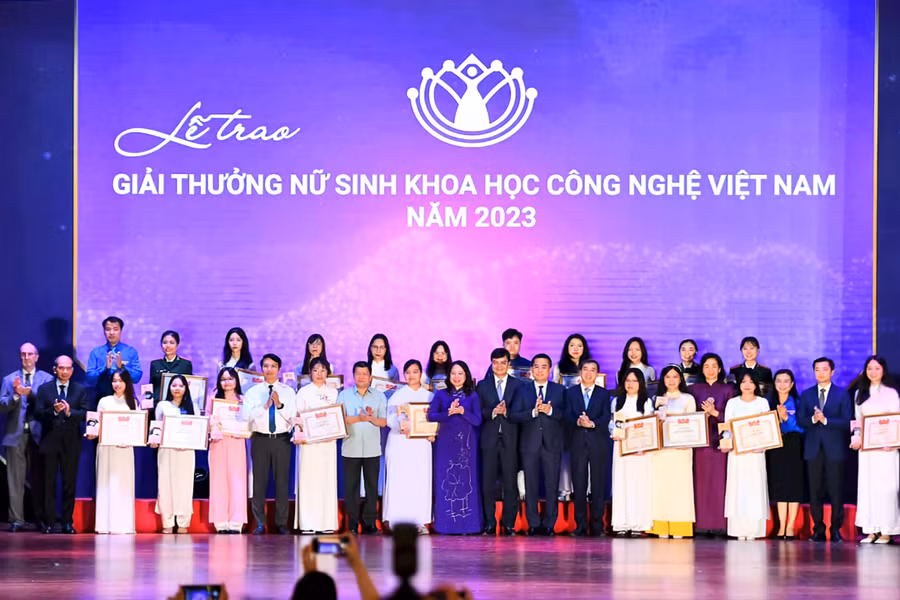 Lễ trao Giải thưởng Nữ sinh Khoa học công nghệ Việt Nam năm 2023 tại Hà Nội.