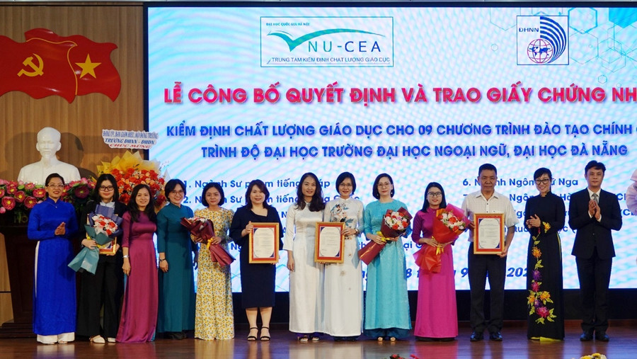 Trao chứng nhận đạt tiêu chuẩn chất lượng cho các chương trình đào tạo được đoàn chuyên gia đánh giá ngoài của Trung tâm Kiểm định chất lượng giáo dục, ĐHQG Hà Nội thực hiện.