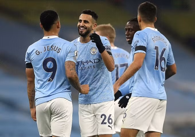 Mahrez (giữa) lập hat-trick giúp Man City đại thắng 5-0.