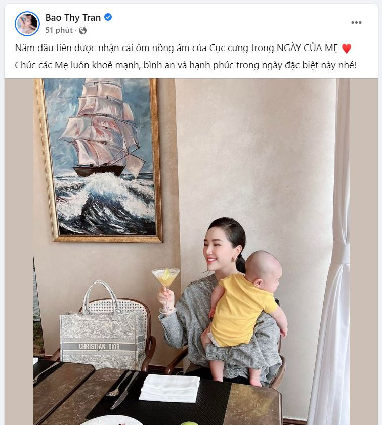 Nữ ca sĩ Bảo Thy hạnh phúc viết: “Năm đầu tiên được nhận cái ôm nồng ấm của Cục cưng trong ngày của mẹ. Chúc các Mẹ luôn khoẻ mạnh, bình an và hạnh phúc trong ngày đặc biệt này nhé!