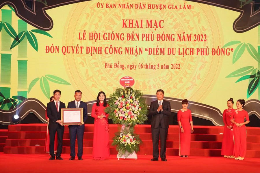 Phó Chủ tịch UBND TP Hà Nội Nguyễn Mạnh Quyền trao quyết định công nhận “Điểm du lịch Phù Đổng” cho lãnh đạo UBND huyện Gia Lâm và xã Phù Đổng (Ảnh: Ngọc Giang) Phó Chủ tịch UBND TP Hà Nội Nguyễn Mạnh Quyền trao quyết định công nhận “Điểm du lịch Phù Đổng” cho lãnh đạo UBND huyện Gia Lâm và xã Phù Đổng (Ảnh: Ngọc Giang)