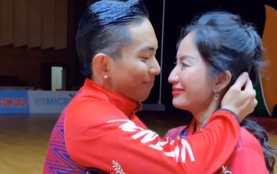 Khánh Thi bật khóc nức nở khi Phan Hiển xuất sắc giành 3 huy chương vàng ở SEA Games 31.