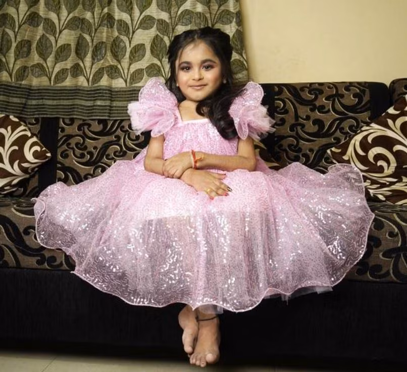 Mắc chứng bệnh hiếm gặp, cô gái 19 tuổi nhìn như đứa trẻ lên 5 ảnh 1