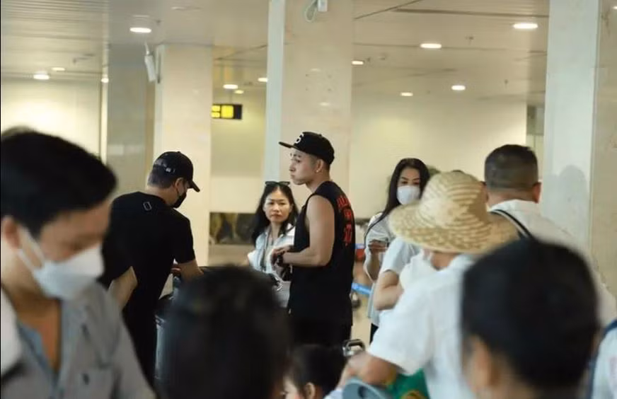 Nhiều sao việt như Will, Jun Phạm... đã có mặt ở sân bay để chuẩn bị lên đường tham dự đám cưới của Ngô Thanh Vân và Huy Trần ở Đà Nẵng.