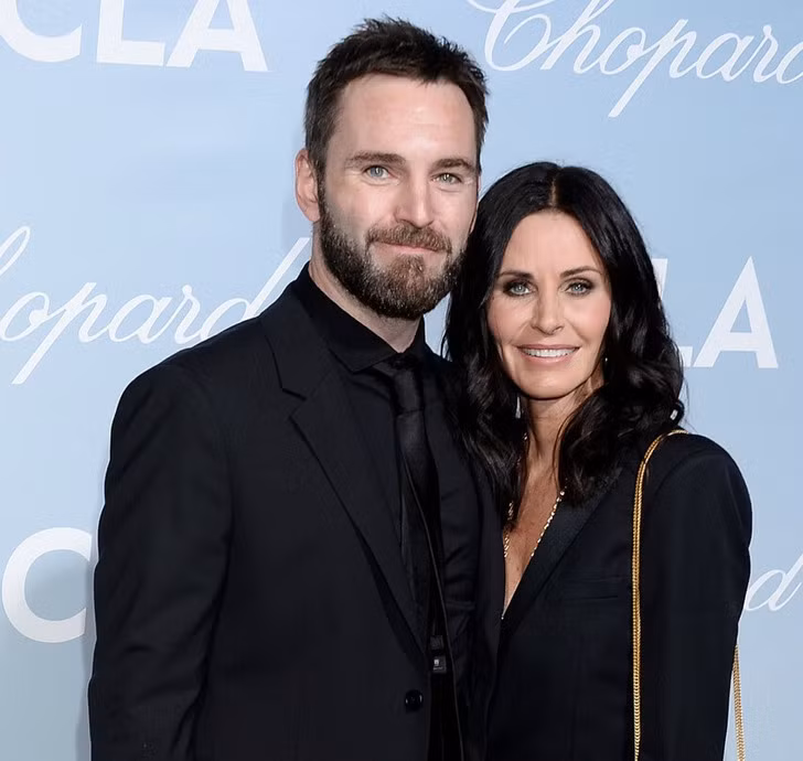  Những sao nữ nổi tiếng vượt định kiến hẹn hò với người kém tuổi ảnh 11