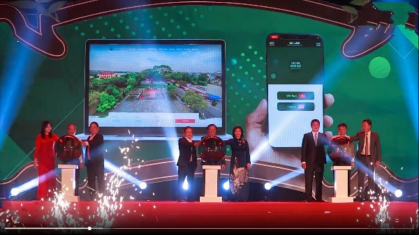 Đại diện lãnh đạo Trung ương, TP Hà Nội và huyện Gia Lâm nhấn nút khai trương app du lịch Gia Lâm (Ảnh: Ngọc Giang) Đại diện lãnh đạo Trung ương, TP Hà Nội và huyện Gia Lâm nhấn nút khai trương app du lịch Gia Lâm (Ảnh: Ngọc Giang)