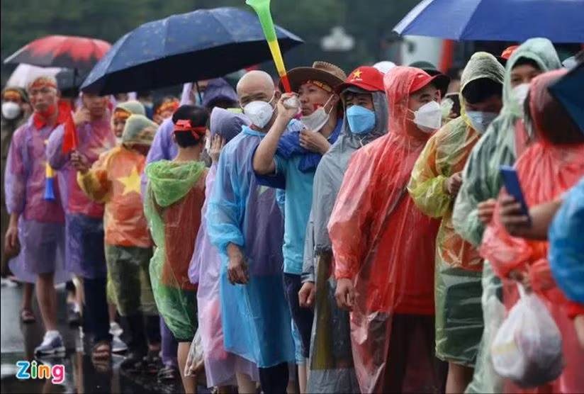 Bất chấp thời tiết mưa gió, từng hàng dài người hâm mộ vẫn kiên nhẫn xếp hàng để đến lượt vào sân theo dõi trận đấu giữ đội tuyển bóng đá nam Việt Nam và đội tuyển Thái Lan (Ảnh: Zingnew).
