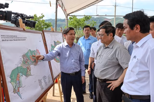 Thủ tướng kiểm tra tuyến đường đầu Dự án cao tốc Hòa Bình-Mộc Châu điểm cuối (Km 69+800 Quốc lộ 43, xã Phiêng Luông, huyện Mộc Châu). Dự án có tổng chiều dài toàn tuyến khoảng 84,6 km, quy mô 2 làn xe cơ giới, bề rộng nền đường 12 m, mặt đường 7 m, vận tốc thiết kế 80 km/h - Ảnh: VGP/Nhật Bắc