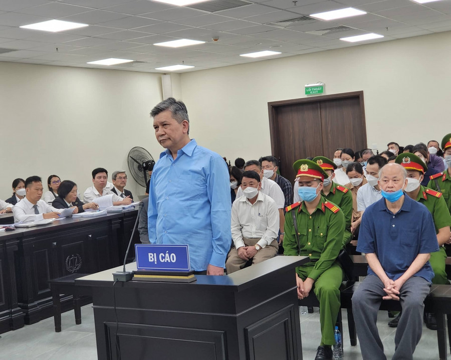Cựu Chủ tịch Tổng công ty Máy động lực và máy nông nghiệp Việt Nam (VEAM) Trần Ngọc Hà cùng các bị cáo.