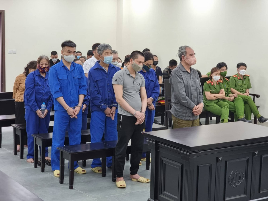 Các bị cáo trong đường dây đánh tráo "sổ đỏ".