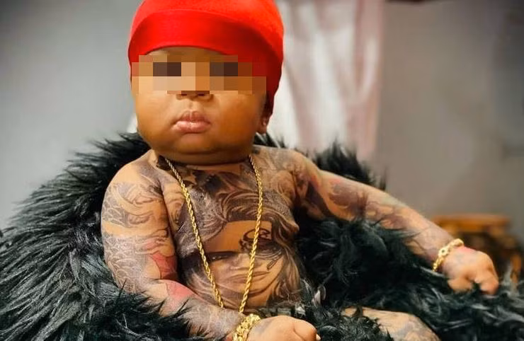 Người phụ nữ bị chỉ trích khi ‘xăm’ gần kín cơ thể cậu con trai một tuổi ảnh 1