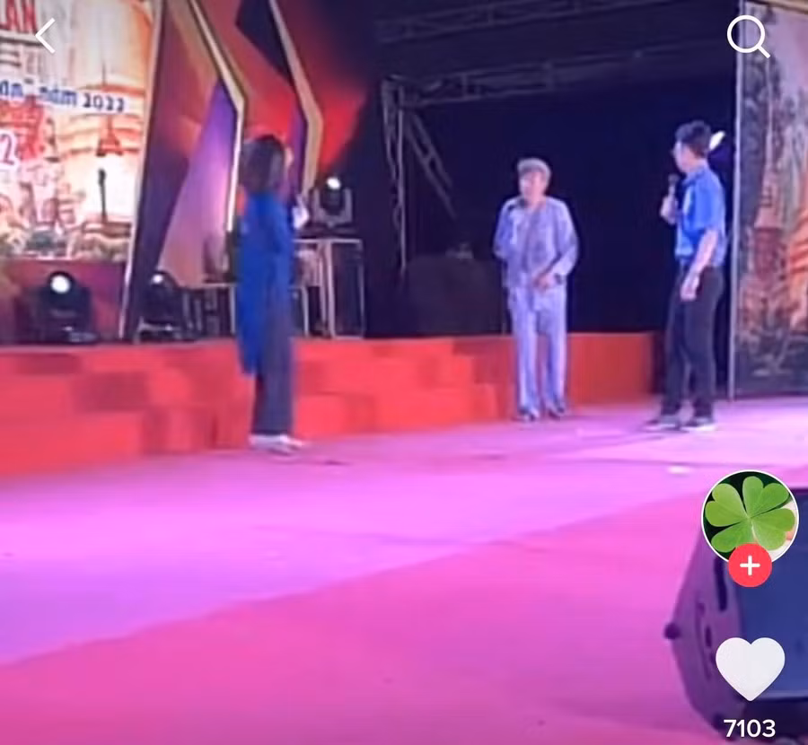 Hoài Linh diễn trong một chương trình hội chợ ở Tiền Giang (Ảnh: chụp màn hình).