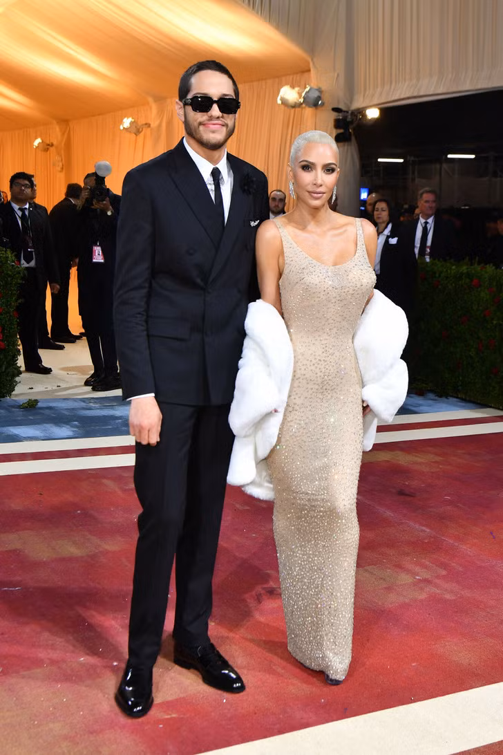 Kim Kardashian và Pete Davidson: Là một trong những cặp đôi hot nhất Hollywood hiện nay, đây cũng là mối quan hệ chính thức đầu tiên của Kim kể từ khi cô đệ đơn ly hôn với Kanye "Ye" West vào tháng 2 năm ngoái.